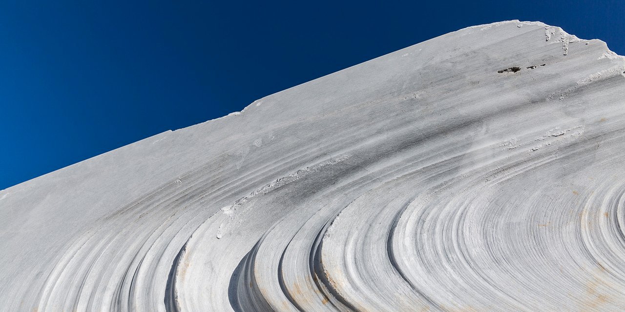 Sillons dans la montagne après la découpe d’un bloc au fil diamant