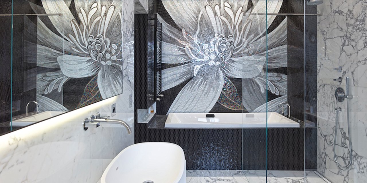 Salle de bain en marbre et mosaïque, projet privé, Paris, France 