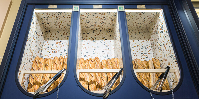 Niche de présentoir habillée en terrazzo