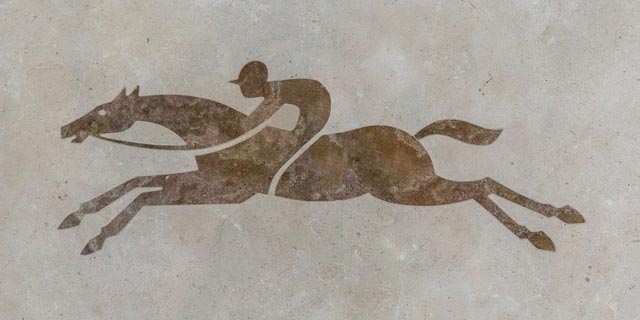 Découpe du logo au jet d’eau dans le marbre