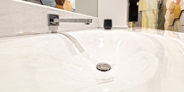 La vasque du showroom intégrée au plan de travail